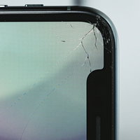 保護フィルムを付けていても割れてしまったスマートフォンのディスプレイの写真