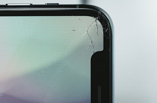 保護フィルムを付けていても割れてしまったスマートフォンのディスプレイ