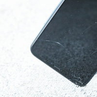 コンクリートに落ちてスマホの角にヒビが入る瞬間の写真