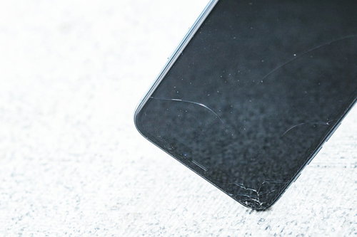 コンクリートに落ちてスマホの角にヒビが入る瞬間