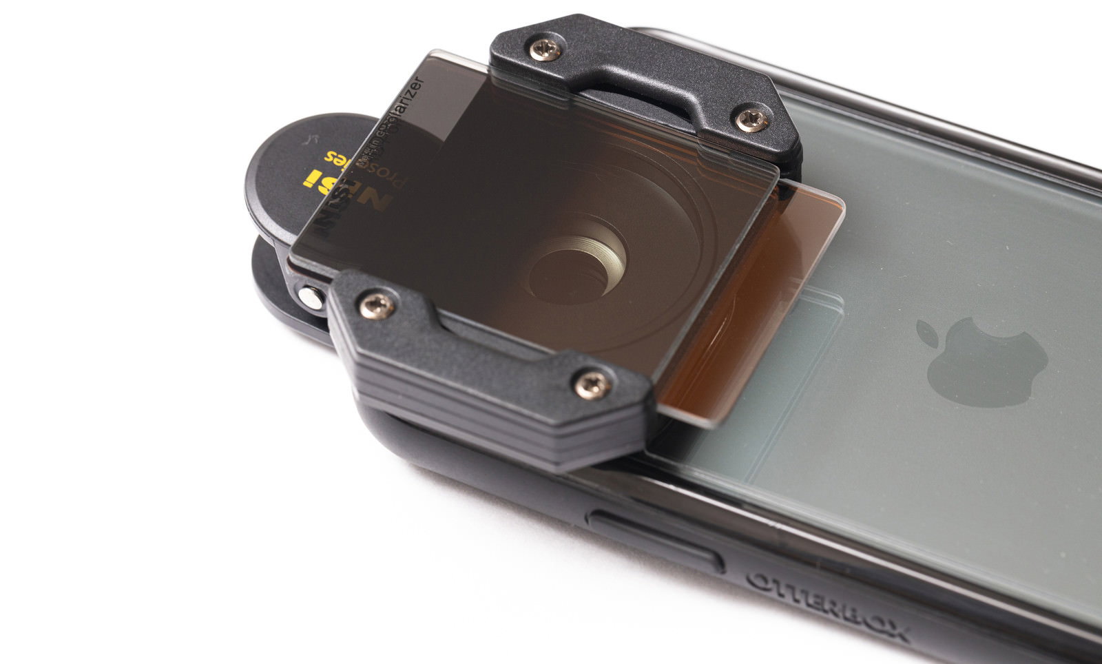 黒いスマートフォンに角型NDフィルターをクリップ式ホルダーで取り付けた状態