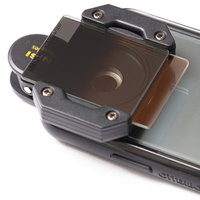 黒いスマートフォンに取り付けた角型NDフィルターの写真