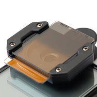 スマホのカメラレンズに取り付けた角型NDフィルターの写真