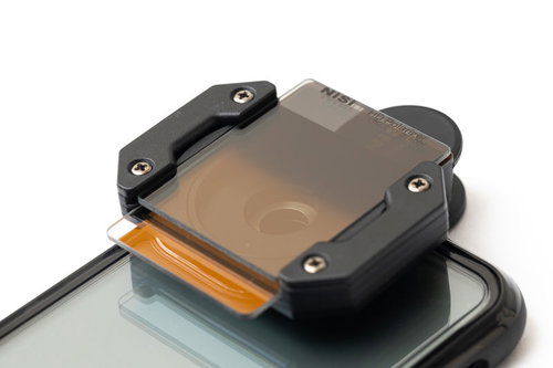 スマホのカメラレンズに取り付けた角型NDフィルター