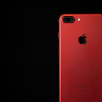 赤いiPhoneの商品画像の写真