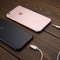 2台のiPhoneカメラ部分の比較の写真