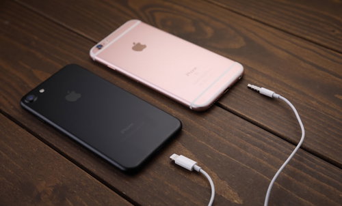 2台のiPhoneカメラ部分の比較