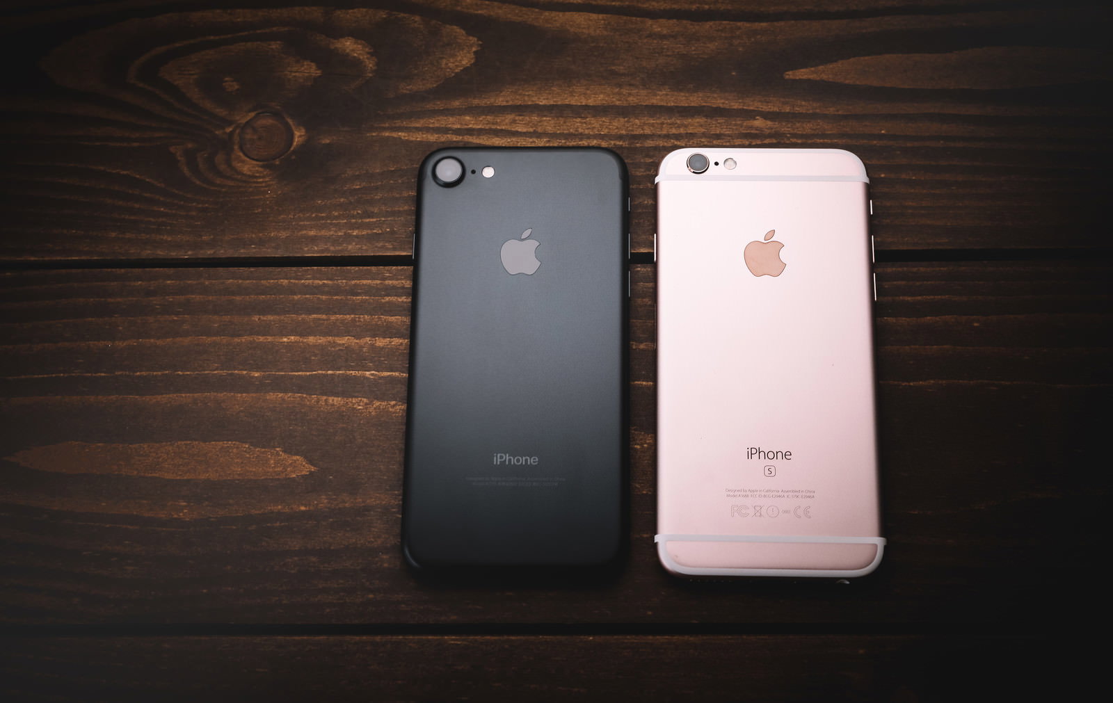 木目テーブルにiPhone 7とiPhone 6sを並べた背面