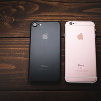 新旧スマホをテーブルに並べてみたの写真