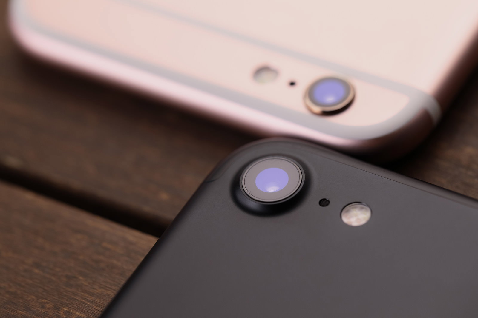 2台のiPhoneのカメラ部分を比較