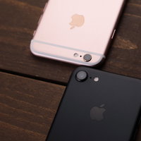 洗練されたデザインのスマートフォン新旧比較の写真