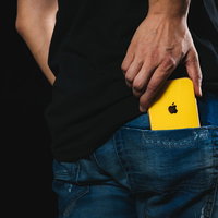 後ろポッケから iPhoneXR を取り出すの写真