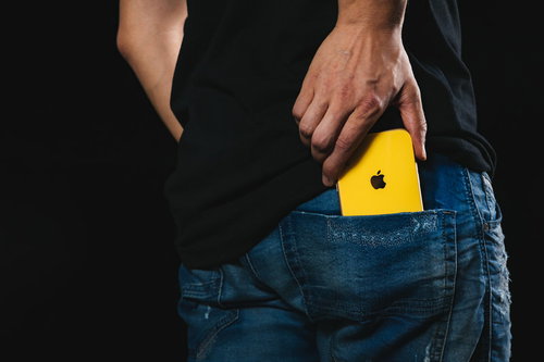 後ろポッケから iPhoneXR を取り出す