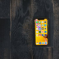 iPhone XRのホーム画面にずらりと並ぶカラフルなアプリアイコンの写真