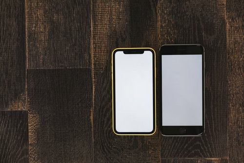 iPhone XR と iPhone 8