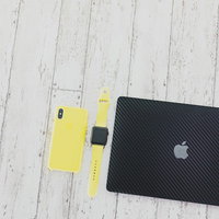 iPhone XR とマックブックなどAppleデバイスのフラットレイの写真