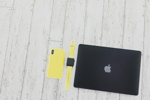 iPhone XR とマックブックなどAppleデバイスのフラットレイ