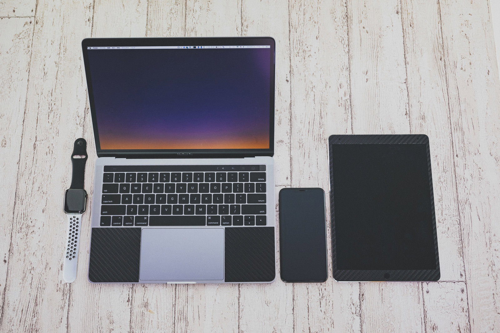 白い木の板の上に並んだApple製品4点の俯瞰写真