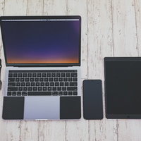 Apple WatchとApple製品の人気ガジェットの写真