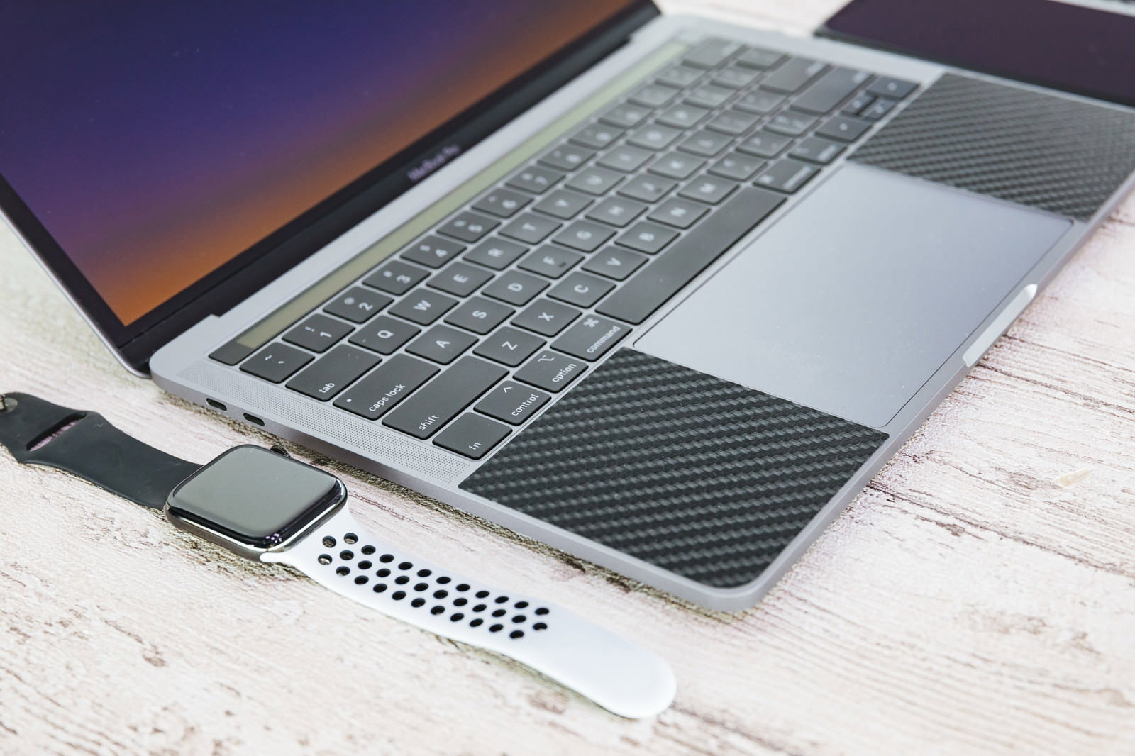 テーブルの上に並んだMacBookとApple Watch