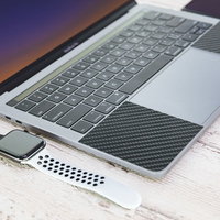 AppleWatchとMacBookのガジェットの写真
