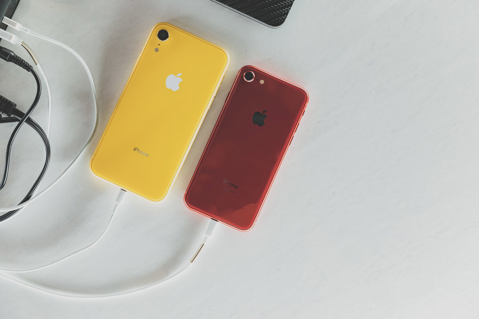 テーブルに重ねて置いた3台のiPhone