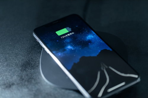 ワイヤレス充電パッド上で無線充電中のiPhone XS