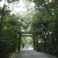 豊受大神宮（とようけだいじんぐう）（外宮）の森の中に建つ第二鳥居の写真