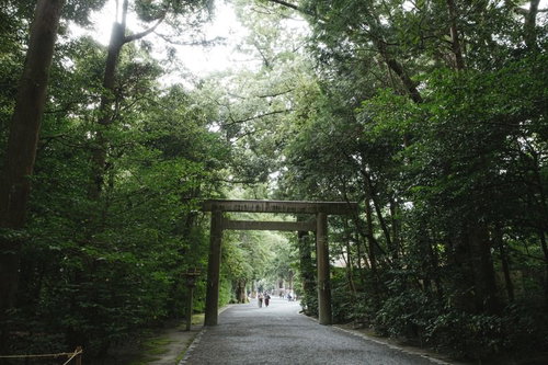 豊受大神宮（とようけだいじんぐう）（外宮）の森の中に建つ第二鳥居