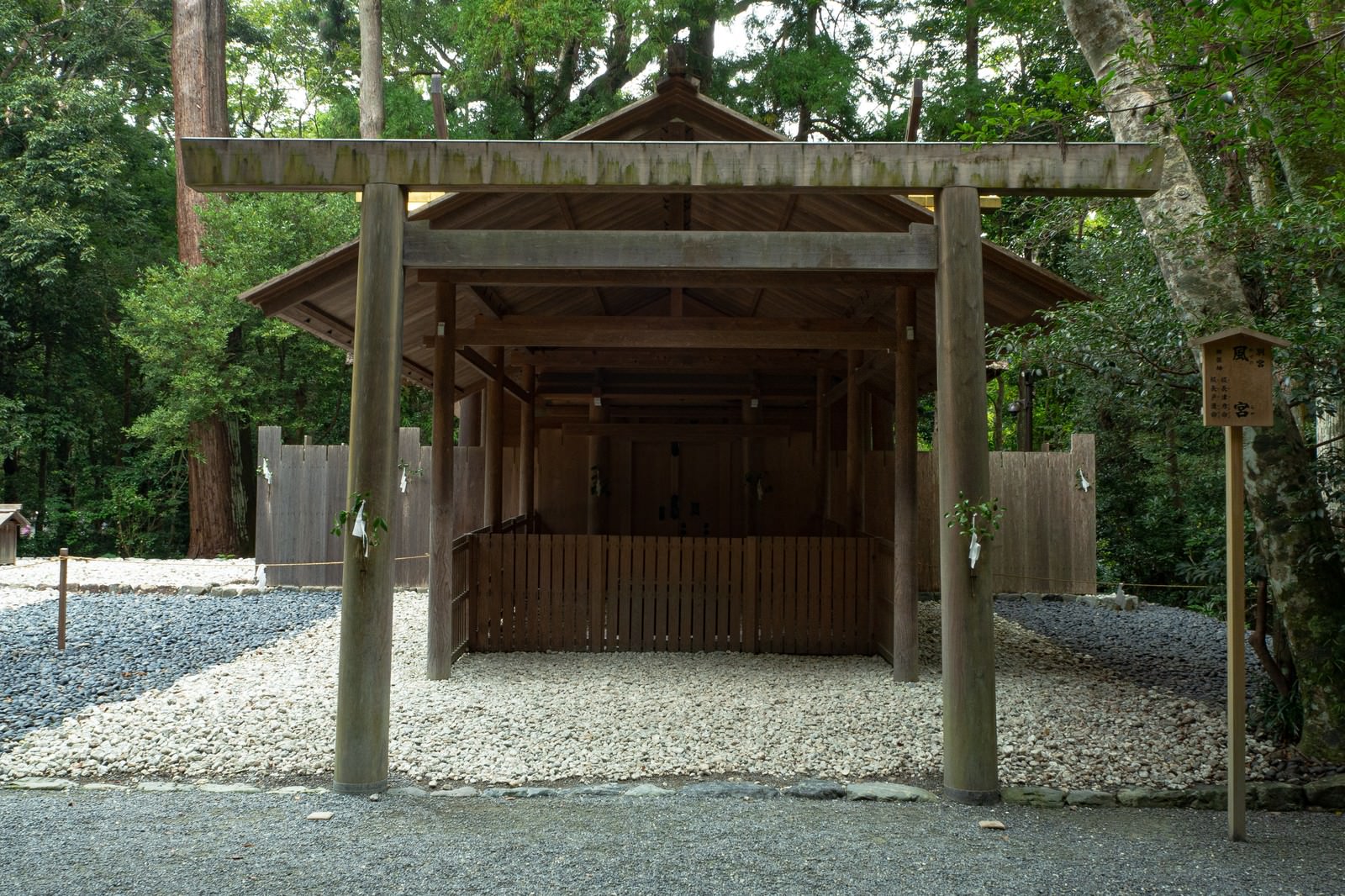 外宮内にある別宮風宮の木造建物と鳥居、砂利の参道