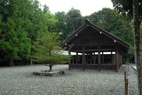 外宮九条殿前の榊が立つ石畳の上に祀られた四至神（みやのめぐりのかみ）