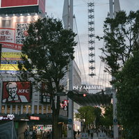 夕暮れ時のイセザキモール入口と伊勢佐木長者町の商店街アーケードの写真