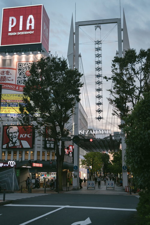 夕暮れ時のイセザキモール入口と伊勢佐木長者町の商店街アーケード