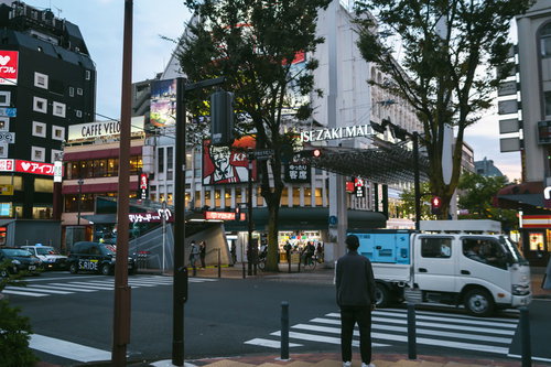 イセザキモール入口前の横断歩道と商店街の街並み