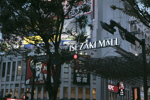 ISEZAKI MALLの看板が立つ伊勢佐木長者町の商店街