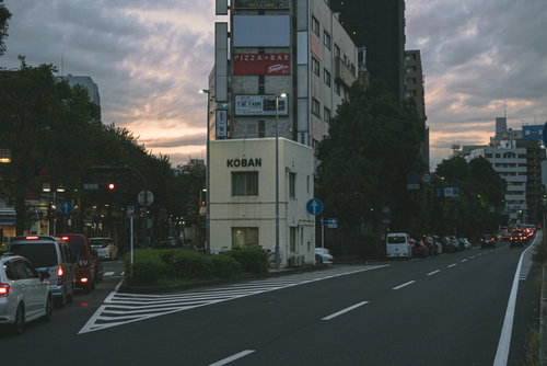 イセザキモール近くの交番、夕暮れ時の横浜市伊勢佐木長者町