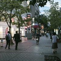 伊勢佐木長者町のイセザキモール商店街を歩く人々の写真
