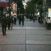 イセザキモール商店街を行き交う人々と石畳の歩道風景の写真