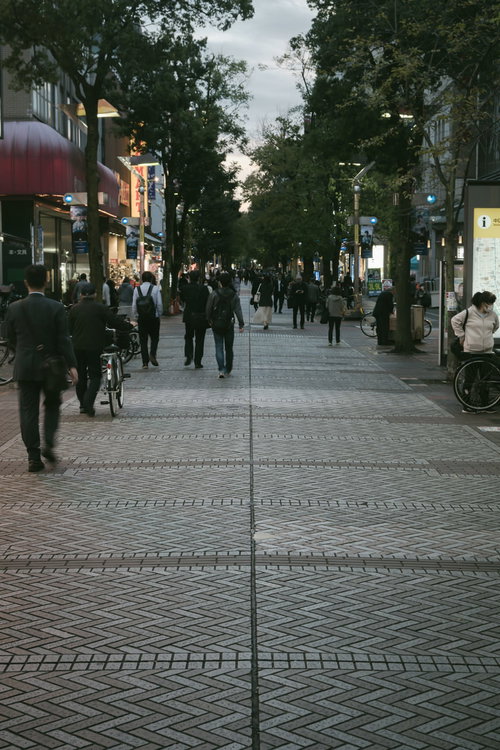 イセザキモール商店街を行き交う人々と石畳の歩道風景