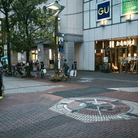 夕暮れのイセザキモール商店街の街灯が点灯した歩道の写真