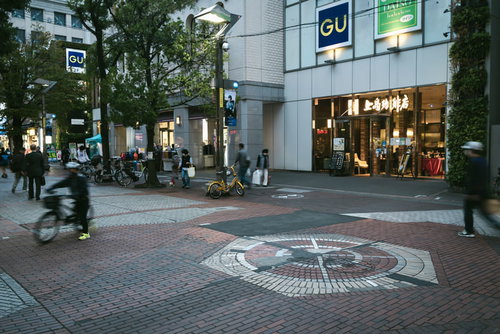 夕暮れのイセザキモール商店街の街灯が点灯した歩道