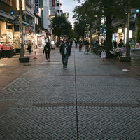 伊勢佐木長者町のイセザキモール、石畳の広い歩道の写真