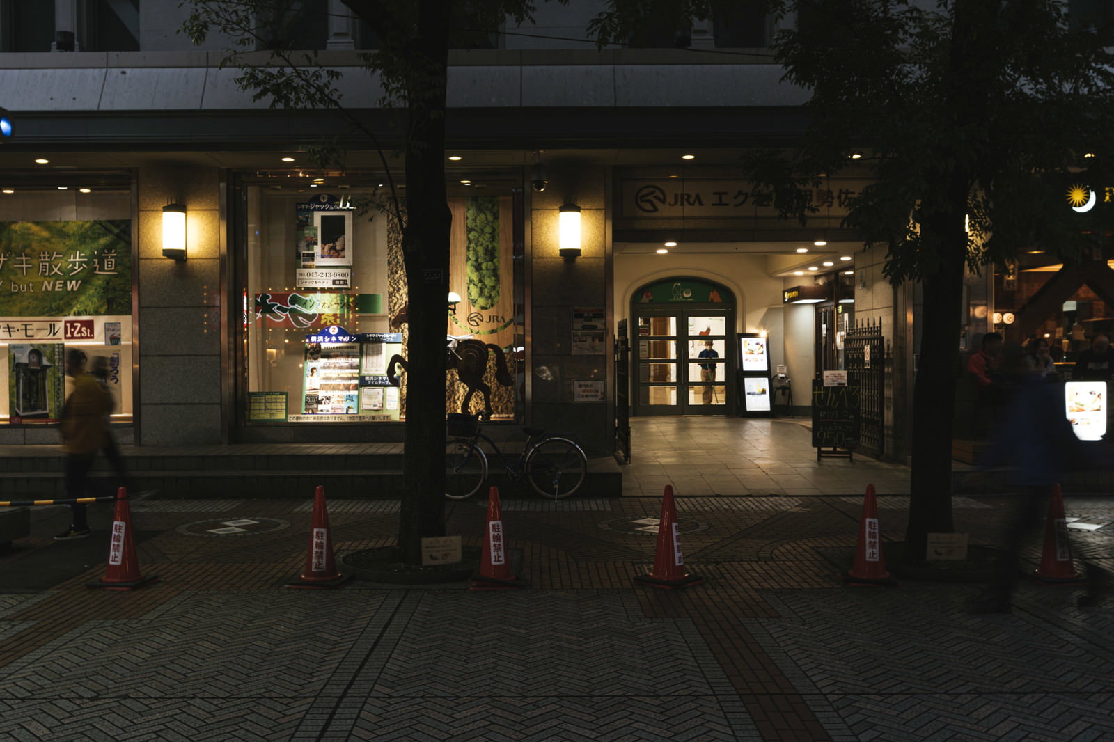 夜の伊勢佐木長者町商店街の歩道
