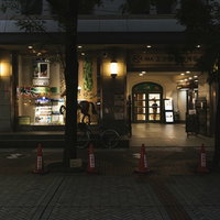 JRA エクセル伊勢佐木前の夜の商店街の歩道風景の写真