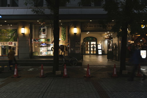 JRA エクセル伊勢佐木前の夜の商店街の歩道風景