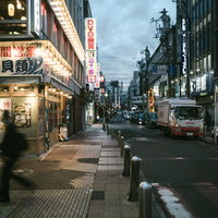 夕暮れ時のイセザキモール脇道の街並みの写真
