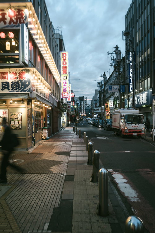夕暮れ時のイセザキモール脇道の街並み