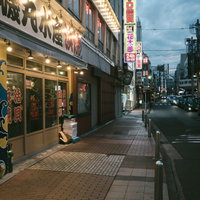 伊勢佐木長者町の商店街、電飾看板が灯る裏道の写真