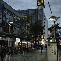 伊勢佐木商店街の歩道から見えるドンキホーテの看板の写真