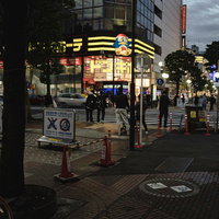 ドンキホーテ前の横断歩道（伊勢佐wick長者町・夜景）の写真